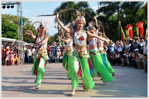 Trong khuôn khổ Festival Huế 2016, chiều 1/5/2016, Lễ hội đường phố với chủ đề “Di sản và sắc màu văn hóa” của các đoàn nghệ thuật Đông Á - Mỹ La tinh chính thức khai mạc. Lễ hội thu hút sự tham gia của 15 đoàn nghệ thuật trong và ngoài nước. Trong ảnh:Đoàn nghệ thuật múa Quảng Đông, Trung Quốc tham gia Lễ hội đường phố. Ảnh:Thanh Hà – TTXVN Trong khuôn khổ Festival Huế 2016, chiều 1/5/2016, Lễ hội đường phố với chủ đề “Di sản và sắc màu văn hóa” của các đoàn nghệ thuật Đông Á - Mỹ La tinh chính thức khai mạc. Lễ hội thu hút sự tham gia của 15 đoàn nghệ thuật trong và ngoài nước. Trong ảnh:Đoàn nghệ thuật múa Quảng Đông, Trung Quốc tham gia Lễ hội đường phố. Ảnh:Thanh Hà – TTXVN