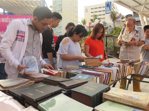 Độc giả tham quan, lựa chọn sách trong các gian hàng trưng bày tại Ngày hội sách cũ, ngày 05/3/2017