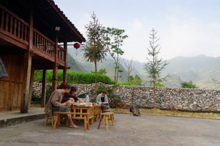 Nhà sàn này vốn là nhà văn hóa của bà con dân tộc thiểu số tại Mèo Vạc nên vào các ngày lễ, các hoạt động văn hóa vẫn diễn ra tại đây. Nhà sàn với tầng 1 là nơi ăn uống, trưng bày các sản vật của dân tộc Lô Lô và tầng hai là điểm ngủ nghỉ được chia cách bằng các rèm vải vừa lịch sự vừa kín đáo. Đằng trước là sân rất rộng. Sau khu nhà là bếp ăn và khu vệ sinh. Căn nhà sau khi sửa thêm nhiều bàn ghế và các vật dụng cần thiết. Tầng 1 trưng bày hai chiếc trống đồng cổ của dân tộc Lô Lô Bạn có thể ngồi uống cà phê ngắm cảnh trước hiên nhà. Hay thư giãn trong không gian thơm hương hoa hồng trên bờ rào đá lãng mạn. Các vị khách đến đây rất thích dùng cà phê ngoài sân và những buổi tiệc nướng BBQ ngắm trăng thanh. Bạn chỉ phải trả khoảng 100 nghìn đồng cho một chỗ ngủ, tắm giặt vệ sinh trong một ngày đêm. Tất cả đệm gối đều được làm đúng với hoa văn họa tiết của người Lô Lô. Từ Mèo Vạc sang Đồng Văn hay đi Lũng Phìn đều tiện đường Căn phòng nhỏ ngay tầng một. Nhà sàn này vốn là nhà văn hóa của bà con dân tộc thiểu số tại Mèo Vạc nên vào các ngày lễ, các hoạt động văn hóa vẫn diễn ra tại đây. Nhà sàn với tầng 1 là nơi ăn uống, trưng bày các sản vật của dân tộc Lô Lô và tầng hai là điểm ngủ nghỉ được chia cách bằng các rèm vải vừa lịch sự vừa kín đáo. Đằng trước là sân rất rộng. Sau khu nhà là bếp ăn và khu vệ sinh. Căn nhà sau khi sửa thêm nhiều bàn ghế và các vật dụng cần thiết. Tầng 1 trưng bày hai chiếc trống đồng cổ của dân tộc Lô Lô Bạn có thể ngồi uống cà phê ngắm cảnh trước hiên nhà. Hay thư giãn trong không gian thơm hương hoa hồng trên bờ rào đá lãng mạn. Các vị khách đến đây rất thích dùng cà phê ngoài sân và những buổi tiệc nướng BBQ ngắm trăng thanh. Bạn chỉ phải trả khoảng 100 nghìn đồng cho một chỗ ngủ, tắm giặt vệ sinh trong một ngày đêm. Tất cả đệm gối đều được làm đúng với hoa văn họa tiết của người Lô Lô. Từ Mèo Vạc sang Đồng Văn hay đi Lũng Phìn đều tiện đường Căn phòng nhỏ ngay tầng một.