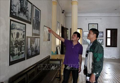 Khách du lịch đến tham quan dinh Hoàng A Tưởng. Ảnh: Quốc Khánh - TTXVN