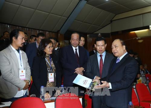 Thủ tướng Nguyễn Xuân Phúc với các đại biểu. Ảnh: Thống Nhất – TTXVN