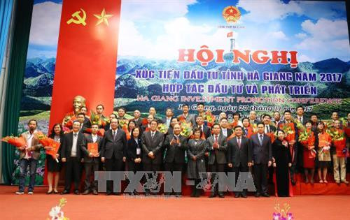 Thủ tướng Nguyễn Xuân Phúc với các doanh nghiệp nhận cam kết đầu tư và nhận Giấy chứng nhận đầu tư vào tỉnh Hà Giang. Ảnh: Thống Nhất –TTXVN