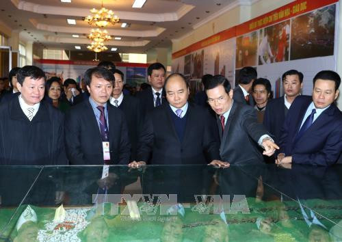 Thủ tướng Nguyễn Xuân Phúc xem sa bàn tỉnh Hà Giang. Ảnh: Thống Nhất – TTXVN