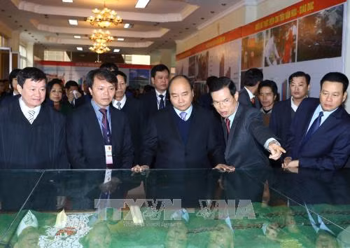 Thủ tướng Nguyễn Xuân Phúc xem sa bàn tỉnh Hà Giang. Ảnh: Thống Nhất – TTXVN