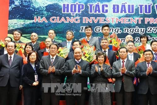 Thủ tướng Nguyễn Xuân Phúc chúc mừng các doanh nghiệp nhận cam kết đầu tư và nhận Giấy chứng nhận đầu tư vào tỉnh Hà Giang. Ảnh: Thống Nhất –TTXVN