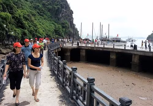 Du khách xuống bến thăm hang Đầu Gỗ trên vịnh Hạ Long. Ảnh: Thanh Hà - TTXVN