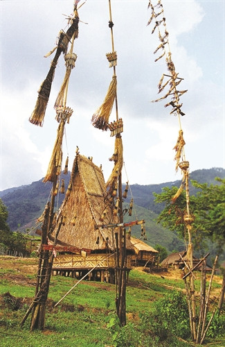 Nhà Rông Xê - đăng trên núi Ngọc Linh Nhà Rông Xê - đăng trên núi Ngọc Linh