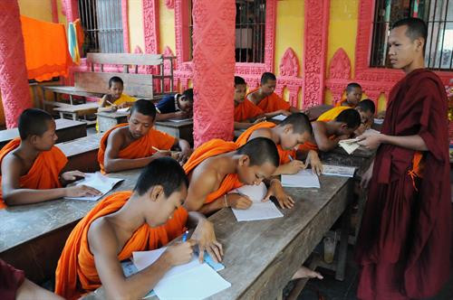 Các vị sư sãi học chữ Khmer tại chùa Pra Sath Kong, xã Tham Đôn, huyện Mỹ Xuyên, tỉnh Sóc Trăng. Ảnh: An Hiếu - TTXVN Các vị sư sãi học chữ Khmer tại chùa Pra Sath Kong, xã Tham Đôn, huyện Mỹ Xuyên, tỉnh Sóc Trăng. Ảnh: An Hiếu - TTXVN