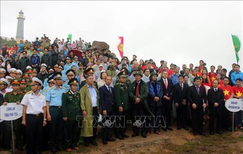 Đông đảo cán bộ, chiến sĩ, nhân dân tỉnh Phú Yên tham dự lễ chào cờ. Ảnh: Thế Lập - TTXVN Đông đảo cán bộ, chiến sĩ, nhân dân tỉnh Phú Yên tham dự lễ chào cờ. Ảnh: Thế Lập - TTXVN