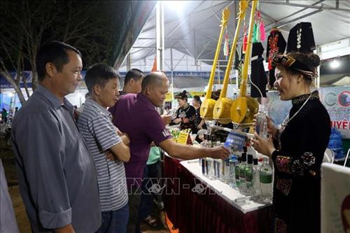 Du khách tham quan gain hàng OCOP tỉnh Bắc Kạn. Ảnh: Đức Hiếu-TTXVN Du khách tham quan gain hàng OCOP tỉnh Bắc Kạn. Ảnh: Đức Hiếu-TTXVN