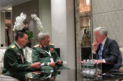 Ngày 4/6/2016, bên lề Đối thoại Shangri-la diễn ra tại Singapore, Thứ trưởng Bộ quốc phòng Nguyễn Chí Vịnh tiếp song phương Bộ trưởng Quốc phòng Anh, ông Michael Fallon. Ảnh: Việt Dũng - TTXVN