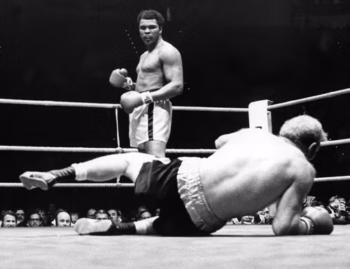 Trong ảnh (tư liệu): Võ sĩ Muhammad Ali (trái) hạ đo ván đối thủ người Anh Richard Dunn trong trận đấu ở Munich, Đức tháng 5/1976. EPA/ TTXVN
