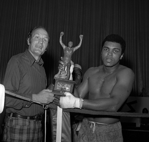 Trong ảnh (tư liệu): Võ sĩ Muhammad Ali (phải) sau khi giành chiến thắng trước võ sĩ Joe Bugner trong trận đấu ở Las Vegas, Nevada, Mỹ tháng 2/1973. EPA/ TTXVN Trong ảnh (tư liệu): Võ sĩ Muhammad Ali (phải) sau khi giành chiến thắng trước võ sĩ Joe Bugner trong trận đấu ở Las Vegas, Nevada, Mỹ tháng 2/1973. EPA/ TTXVN