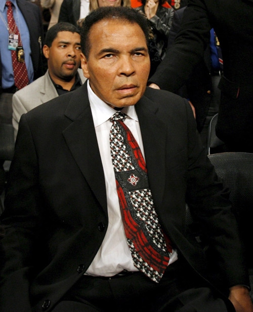 Trong ảnh (tư liệu): Ông Muhammad Ali tới xem trận so tài giữa Laila Ali và Shelley Burton trong giải vô địch quyền Anh WBC tại quảng trường Madison ở New York (Mỹ) ngày 11/11/2006. EPA/ TTXVN Trong ảnh (tư liệu): Ông Muhammad Ali tới xem trận so tài giữa Laila Ali và Shelley Burton trong giải vô địch quyền Anh WBC tại quảng trường Madison ở New York (Mỹ) ngày 11/11/2006. EPA/ TTXVN