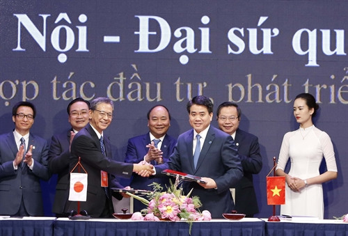 Thủ tướng Nguyễn Xuân Phúc chứng kiến Lễ ký kết hợp tác giữa UBND Thành phố Hà Nội và Đại sứ quán Nhật Bản. Ảnh: Thống Nhất-TTXVN Thủ tướng Nguyễn Xuân Phúc chứng kiến Lễ ký kết hợp tác giữa UBND Thành phố Hà Nội và Đại sứ quán Nhật Bản. Ảnh: Thống Nhất-TTXVN