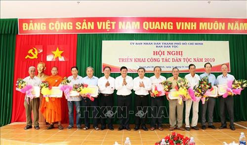 Trao tặng Bằng khen cho các cá nhân có thành tích đóng góp tích cực trong hoạt động từ thiện xã hội, chăm lo đồng bào dân tộc trong năm 2018. Ảnh: Xuân Khu-TTXVN Trao tặng Bằng khen cho các cá nhân có thành tích đóng góp tích cực trong hoạt động từ thiện xã hội, chăm lo đồng bào dân tộc trong năm 2018. Ảnh: Xuân Khu-TTXVN