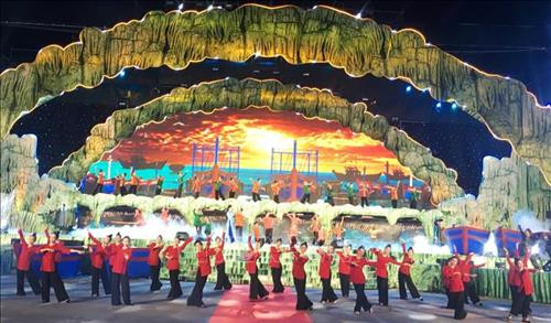 Chương trình nghệ thuật khai mạc Lễ hội mang chủ đề “Quảng Bình - Bí ẩn bất tận”. Ảnh: Võ Dung - TTXVN Chương trình nghệ thuật khai mạc Lễ hội mang chủ đề “Quảng Bình - Bí ẩn bất tận”. Ảnh: Võ Dung - TTXVN