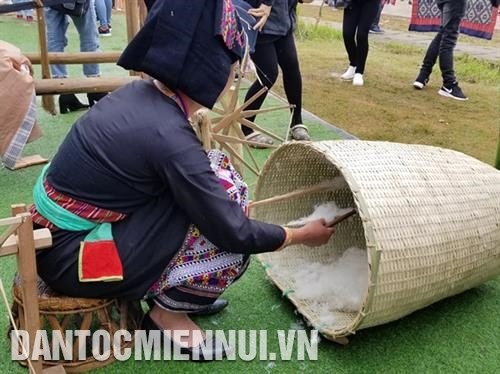 Công đoạn bật bông. Ảnh: Hoàng Tâm Công đoạn bật bông. Ảnh: Hoàng Tâm