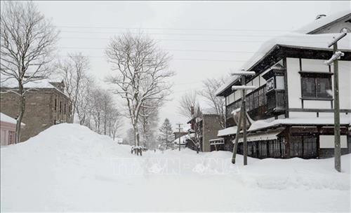 Đường đi, lối vào các ngôi nhà trong làng Kaitaku phủ đầy tuyết trắng. Ảnh: Thành Hữu - PV TTXVN tại Nhật Bản Tháp chuông của làng Kaitaku bên cạnh một ngôi nhà theo kiến trúc truyền thống Nhật Bản. Ảnh: Thành Hữu - PV TTXVN tại Nhật Bản Một quán mì Soba trong làng Kaitaku với thiết kế theo kiến trúc truyền thống Nhật Bản. Ảnh: Thành Hữu - PV TTXVN tại Nhật Bản Vào tháng 2, làng Kaitaku được bao phủ bởi lớp tuyết trắng. Ảnh: Thành Hữu - PV TTXVN tại Nhật Bản Một quán trà trong làng Kaitaku được bao phủ bởi tuyết trắng. Ảnh: Thành Hữu - PV TTXVN tại Nhật Bản Mái vòm và tường gỗ với các ô cửa trấn song dọc là kiểu kiến trúc tiêu biểu trong các ngôi đền của Nhật Bản. Ảnh: Thành Hữu - PV TTXVN tại Nhật Bản Bếp than hồng để sưởi ấm hoặc nướng đồ ăn là đặc trưng nổi bật của một ngôi nhà truyền thống tại Hokkaido. Ảnh: Thành Hữu - PV TTXVN tại Nhật Bản Bên trong một ngôi nhà truyền thống tại Hokkaido. Ảnh: Thành Hữu - PV TTXVN tại Nhật Bản Kiến trúc hiện đại phương Tây tại làng Kaitaku. Ảnh: Thành Hữu - PV TTXVN tại Nhật Bản Ngôi nhà theo phong cách truyền thống tại làng Kaitaku. Ảnh: Thành Hữu - PV TTXVN tại Nhật Bản Ngôi nhà thiết kế theo kiến trúc phương Tây trong làng Kaitaku. Ảnh: Thành Hữu - PV TTXVN tại Nhật Bản Nhà thờ Công giáo nhỏ tại làng Kaitaku. Ảnh: Thành Hữu - PV TTXVN tại Nhật Bản Đường trong làng Kaitaku phủ đầy tuyết trắng. Ảnh: Thành Hữu - PV TTXVN tại Nhật Bản Đường đi, lối vào các ngôi nhà trong làng Kaitaku phủ đầy tuyết trắng. Ảnh: Thành Hữu - PV TTXVN tại Nhật Bản Tháp chuông của làng Kaitaku bên cạnh một ngôi nhà theo kiến trúc truyền thống Nhật Bản. Ảnh: Thành Hữu - PV TTXVN tại Nhật Bản Một quán mì Soba trong làng Kaitaku với thiết kế theo kiến trúc truyền thống Nhật Bản. Ảnh: Thành Hữu - PV TTXVN tại Nhật Bản Vào tháng 2, làng Kaitaku được bao phủ bởi lớp tuyết trắng. Ảnh: Thành Hữu - PV TTXVN tại Nhật Bản Một quán trà trong làng Kaitaku được bao phủ bởi tuyết trắng. Ảnh: Thành Hữu - PV TTXVN tại Nhật Bản Mái vòm và tường gỗ với các ô cửa trấn song dọc là kiểu kiến trúc tiêu biểu trong các ngôi đền của Nhật Bản. Ảnh: Thành Hữu - PV TTXVN tại Nhật Bản Bếp than hồng để sưởi ấm hoặc nướng đồ ăn là đặc trưng nổi bật của một ngôi nhà truyền thống tại Hokkaido. Ảnh: Thành Hữu - PV TTXVN tại Nhật Bản Bên trong một ngôi nhà truyền thống tại Hokkaido. Ảnh: Thành Hữu - PV TTXVN tại Nhật Bản Kiến trúc hiện đại phương Tây tại làng Kaitaku. Ảnh: Thành Hữu - PV TTXVN tại Nhật Bản Ngôi nhà theo phong cách truyền thống tại làng Kaitaku. Ảnh: Thành Hữu - PV TTXVN tại Nhật Bản Ngôi nhà thiết kế theo kiến trúc phương Tây trong làng Kaitaku. Ảnh: Thành Hữu - PV TTXVN tại Nhật Bản Nhà thờ Công giáo nhỏ tại làng Kaitaku. Ảnh: Thành Hữu - PV TTXVN tại Nhật Bản Đường trong làng Kaitaku phủ đầy tuyết trắng. Ảnh: Thành Hữu - PV TTXVN tại Nhật Bản