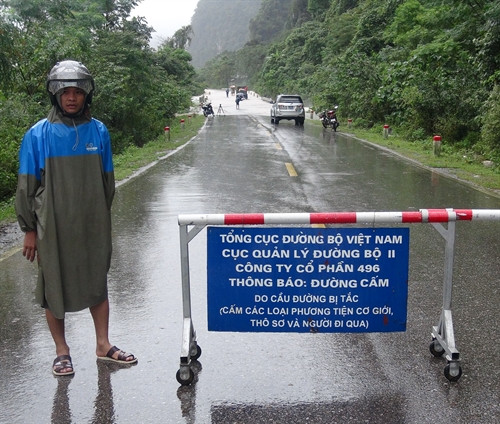 Nhiều đoạn đường bị chia cắt bởi nước lũ dâng cao. Ảnh: Đức Thọ- TTXVN Nhiều đoạn đường bị chia cắt bởi nước lũ dâng cao. Ảnh: Đức Thọ- TTXVN