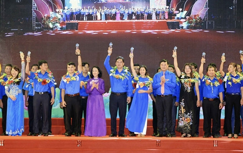 Đồng chí Trương Thị Mai, Ủy viên Bộ Chính trị, Bí thư Trung ương Đảng, Trưởng Ban Dân vận Trung ương và Bí thư thứ nhất Trung ương Đoàn Lê Quốc Phong trao giải thưởng 15/10 cho các cá nhân có thành tích xuất sắc. Ảnh: Phạm Kiên – TTXVN