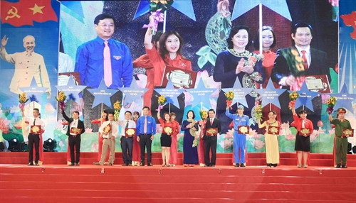 Phó Bí thư Thường trực Thành uỷ Hà Nội Ngô Thị Thanh Hằng và Bí thư thứ nhất Trung ương Đoàn Lê Quốc Phong trao giải thưởng tuyên dương 10 tập thể, cá nhân tiêu biểu có nhiều đóng góp tích cực trong công tác Hội và phong trào thanh niên Thủ đô. Ảnh: Phạm Kiên – TTXVN