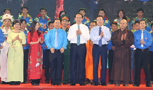 Chủ tịch nước Trần Đại Quang với các đại biểu tại Lễ kỷ niệm. Ảnh: Nhan Sáng-TTXVN