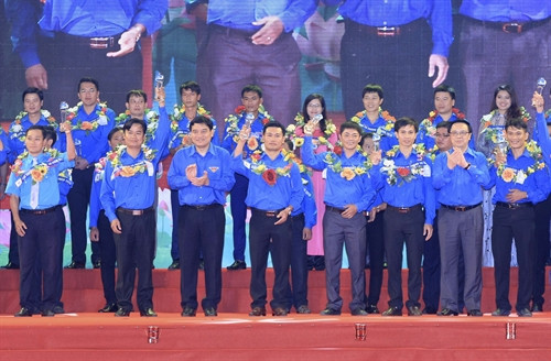 Đồng chí Hoàng Bình Quân, Trưởng ban Đối ngoại Trung ương và Bí thư tỉnh uỷ Nghệ An Nguyễn Đắc Vinh trao giải thưởng 15/10 cho các cá nhân có thành tích xuất sắc. Ảnh: Phạm Kiên – TTXVN