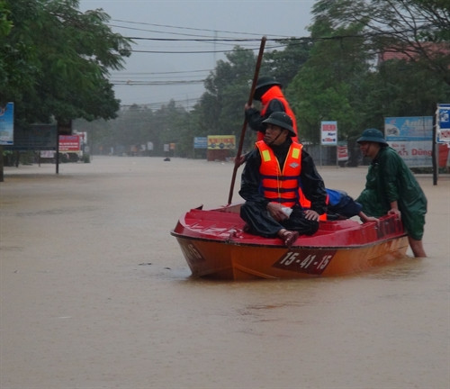 Lực lượng chức năng khẩn trương cứu hộ người dân bị mắc kẹt do lũ. Ảnh: Đức Thọ- TTXVN Lực lượng chức năng khẩn trương cứu hộ người dân bị mắc kẹt do lũ. Ảnh: Đức Thọ- TTXVN