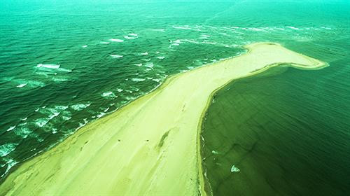 Cồn cát kéo dài hơn 1km. Ảnh: Minh Hải Cồn cát kéo dài hơn 1km. Ảnh: Minh Hải