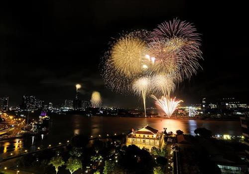 Bắn pháo hoa nghệ thuật ở khu vực đầu đường hầm vượt sông Sài Gòn (Quận 2). Ảnh: Thanh Vũ - TTXVN