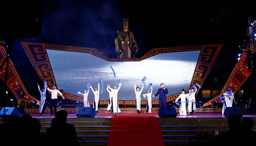 Chương trình biểu diễn văn nghệ chào mừng tại đêm khai mạc. Ảnh: An Đăng- TTXVN Chương trình biểu diễn văn nghệ chào mừng tại đêm khai mạc. Ảnh: An Đăng- TTXVN