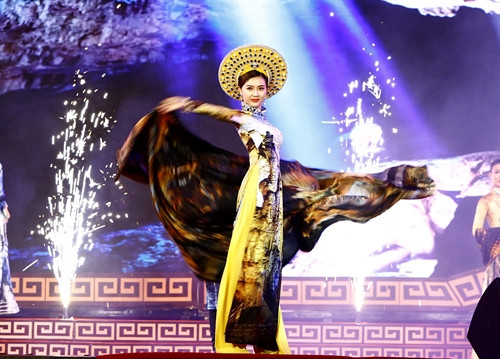 Biểu diễn áo dài tại đêm khai mạc. Ảnh: An Đăng- TTXVN Biểu diễn áo dài tại đêm khai mạc. Ảnh: An Đăng- TTXVN