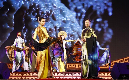Chương trình biểu diễn áo dài tại đêm khai mạc. Ảnh: An Đăng- TTXVN Chương trình biểu diễn áo dài tại đêm khai mạc. Ảnh: An Đăng- TTXVN