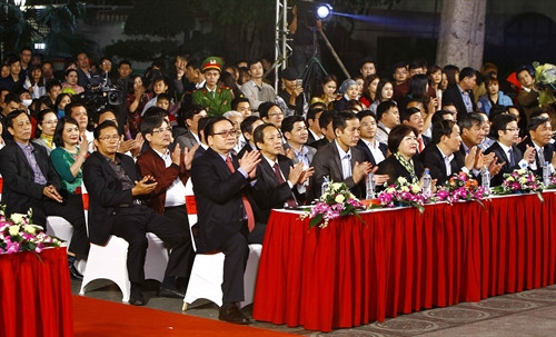 Đồng chí Hoàng Trung Hải, Ủy viên Bộ Chính trị, Bí thư Thành ủy Hà Nội và các đại biểu dự lễ khai mạc chương trình “Quảng Bình trong lòng Hà Nội”. Ảnh: An Đăng- TTXVN Đồng chí Hoàng Trung Hải, Ủy viên Bộ Chính trị, Bí thư Thành ủy Hà Nội và các đại biểu dự lễ khai mạc chương trình “Quảng Bình trong lòng Hà Nội”. Ảnh: An Đăng- TTXVN