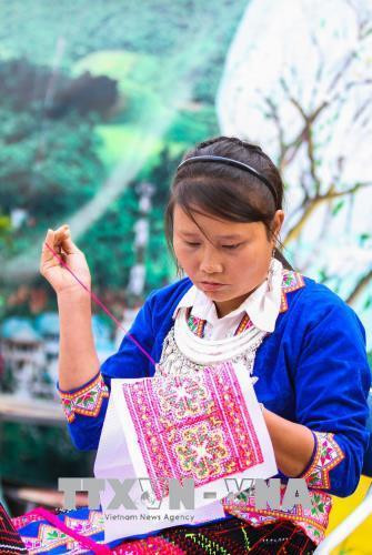Phụ nữ Mông ở Sa Lông rất điêu luyện trong việc thêu thùa hoa văn lên trang phục. Ảnh: Xuân Tư – TTXVN Phụ nữ Mông ở Sa Lông rất điêu luyện trong việc thêu thùa hoa văn lên trang phục. Ảnh: Xuân Tư – TTXVN