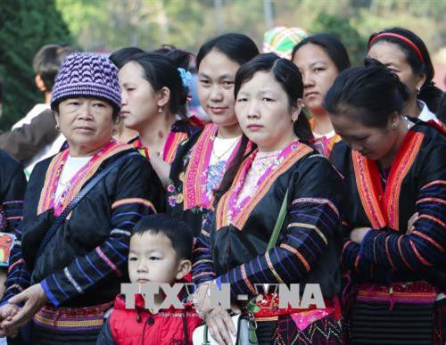 Trang phục của phụ nữ Mông ở Sa Lông rất đặc sắc. Ảnh: Xuân Tư - TTXVN Trang phục của phụ nữ Mông ở Sa Lông rất đặc sắc. Ảnh: Xuân Tư - TTXVN