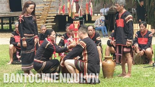 Từng người trong dòng họ đeo vòng cho chủ nhà để gửi gắm tình cảm quý mến, yêu thương, gắn kết cộng đồng. Ảnh: H.Hải Từng người trong dòng họ đeo vòng cho chủ nhà để gửi gắm tình cảm quý mến, yêu thương, gắn kết cộng đồng. Ảnh: H.Hải