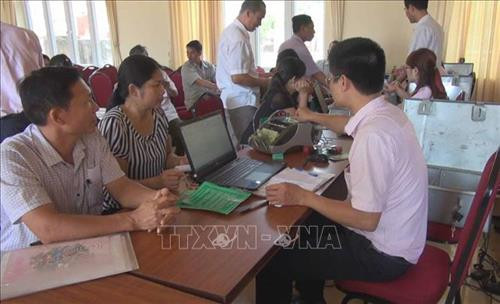 Người dân đến thực hiện giao dịch với Ngân hàng chính sách xã hội tại xã Bồ Lý (Tam Đảo, Vĩnh Phúc). Ảnh: Nguyễn Thảo - TTXVN