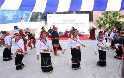 Đoàn nghệ nhân trình diễn các điệu múa truyền thống của đồng bào Cor. Ảnh: Trần Lê Lâm - TTXVN