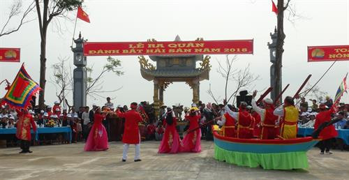 Lễ Cầu ngư đã thu hút hàng ngàn người dân xã Cảnh Dương cũng như du khách đến tham dự. Ảnh: Đức Thọ - TTXVN