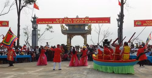 Lễ Cầu ngư đã thu hút hàng ngàn người dân xã Cảnh Dương cũng như du khách đến tham dự. Ảnh: Đức Thọ - TTXVN