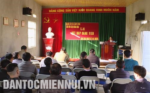 Một buổi kết nạp đảng viên mới ở thôn Seo Khai Hóa, xã Sán Chải, huyện Si Ma Cai (Lào Cai). Ảnh: Quốc Khánh Tính đến cuối năm 2019, Đảng bộ huyện Si Ma Cai có 43 tổ chức cơ sở Đảng, trong đó có 1.184 đảng viên là người dân tộc thiểu số. Ảnh: Quốc Khánh