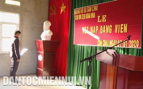 Một buổi kết nạp đảng viên mới ở thôn Seo Khai Hóa, xã Sán Chải, huyện Si Ma Cai (Lào Cai). Ảnh: Quốc Khánh Tính đến cuối năm 2019, Đảng bộ huyện Si Ma Cai có 43 tổ chức cơ sở Đảng, trong đó có 1.184 đảng viên là người dân tộc thiểu số. Ảnh: Quốc Khánh