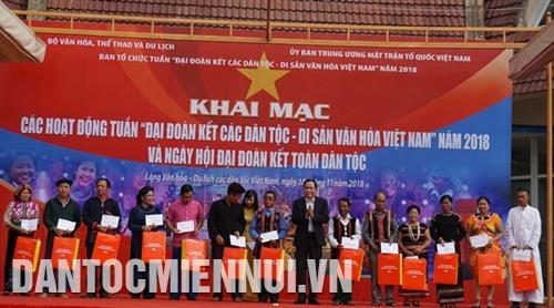 Bí thư BCH Trung ương Đảng, Chủ tịch Ủy ban Trung ương MTTQ Việt Nam Trần Thanh Mẫn trao quà cho đồng bào các dân tộc. Ảnh: Nam Sương