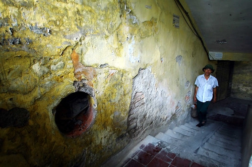 Tường bong tróc dọc theo cầu thang (ảnh chụp tại đơn nguyên 1 khu tập thể G6A Thành Công).