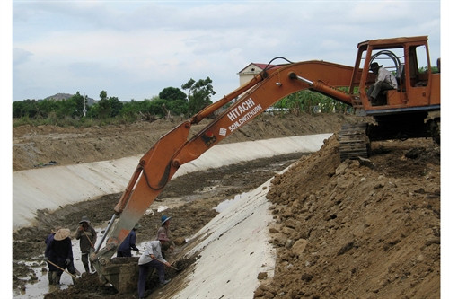 Tu sửa kênh mương dẫn nước phục vụ tưới tiêu, tránh thất thoát nguồn nước. Tu sửa kênh mương dẫn nước phục vụ tưới tiêu, tránh thất thoát nguồn nước.