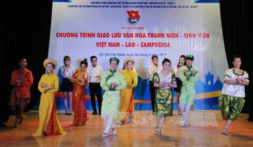 Một tiết mục văn nghệ do thanh niên, sinh viên Việt Nam – Lào – Campuchia biểu diễn. Ảnh: An Hiếu – TTXVN.