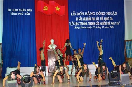 Một điệu múa truyền thống trong lễ cúng trưởng thành được tái hiện trên sân khấu. Ảnh: Thế Lập - TTXVN Một điệu múa truyền thống trong lễ cúng trưởng thành được tái hiện trên sân khấu. Ảnh: Thế Lập - TTXVN