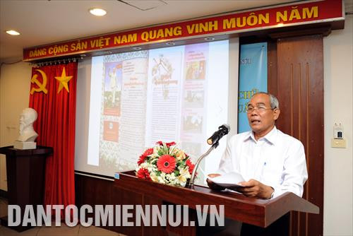 Nhà báo Thạch Khên, Phó Tổng biên tập báo Cần Thơ trình bày tham luận “Báo Cần Thơ Khmer ngữ - hình thức tuyên truyền thiết thực” tại hội thảo Nhà báo Lý Thành Hưng, Phó Tổng biên tập báo Sóc Trăng trình bày tham luận “Từ bản tin tuyên huấn đến báo Sóc Trăng chữ Khmer” tại hội thảo